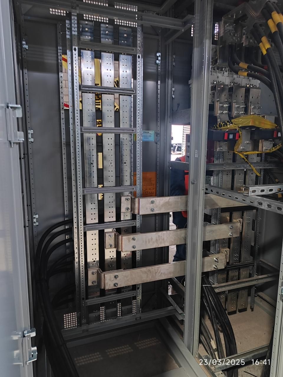Instalación de tableros autosoportados marca Siemens con extensión de bus de 3200 A